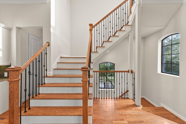 Building Photo - Elegant 3-Bedroom Home in Gated Inner Loop...