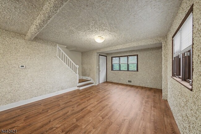Building Photo - 242 W Hanover Ave
