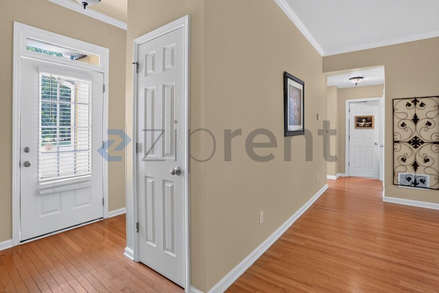 Building Photo - Unit