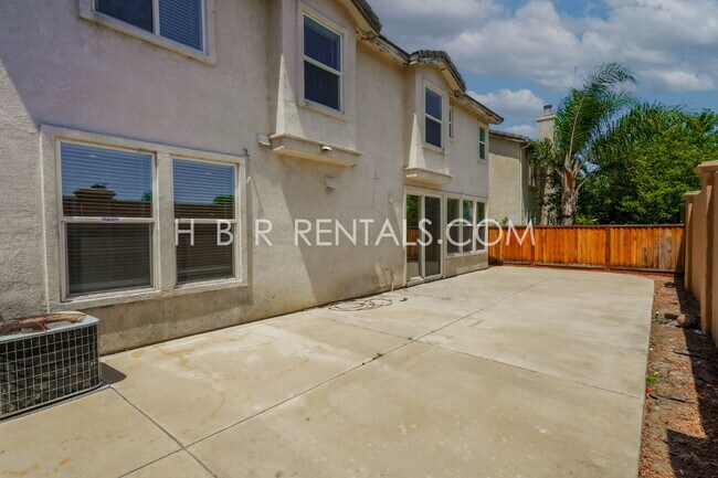 Building Photo - Charming 4-Bed, 2.5-Bath Home in Tracy’s E...