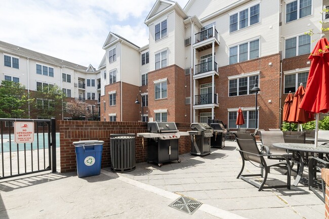 Building Photo - Beautiful 2 Bedroom, 2 Bath Condo In The H...