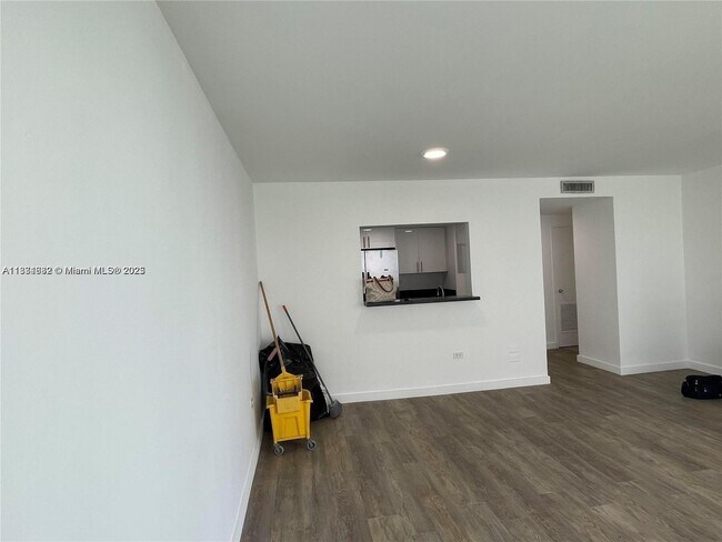 Building Photo - 7545 E Treasure Dr