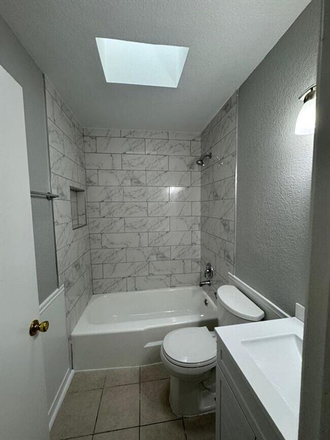 Building Photo - 608 W 51st St