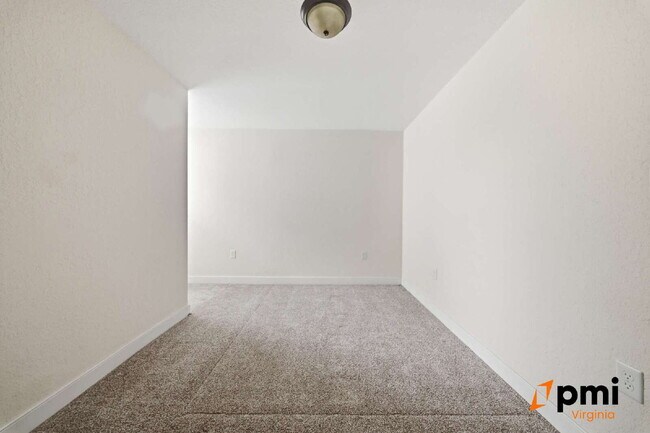 Building Photo - 4 BEDROOM 2 BATH RENOVATED HOME IN NORFOLK, PETS ACCEPTED