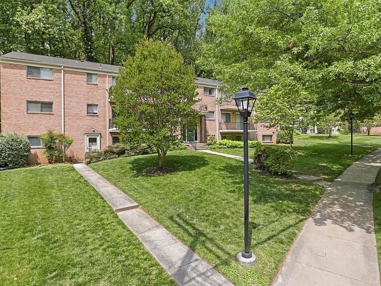 Building Photo - 10618 Kenilworth Ave
