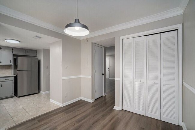 Building Photo - Renovated End Unit Townhome in Snellville!