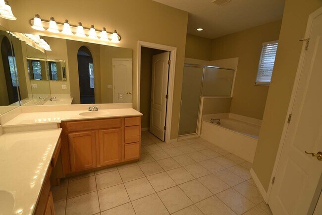 Building Photo - 950 Longwood Club Pl