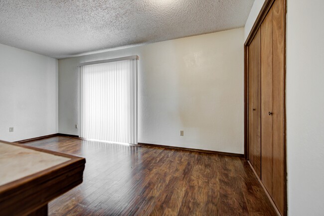 Building Photo - 1315 Glen Oaks Ct