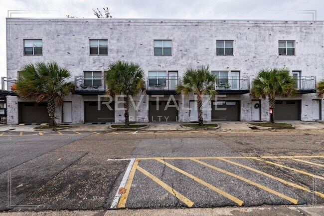 Building Photo - Fully Furnished Townhome w/ Private Garage