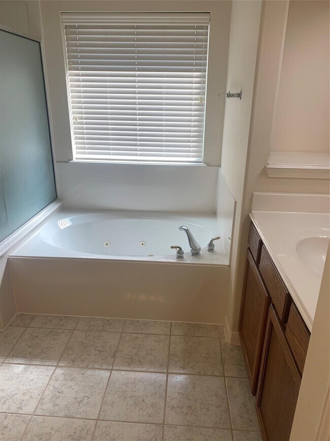 Building Photo - 2621 Tidenhaven Dr