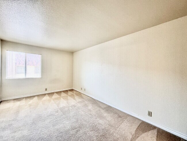 Building Photo - Lovely 2 Bed, 2 Bath Upstairs Condo for Rent in Guard Gated Community!