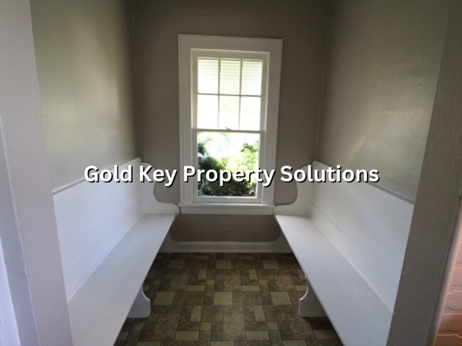 Building Photo - 2 BR 1 BA House with All New Carpet and Pa...