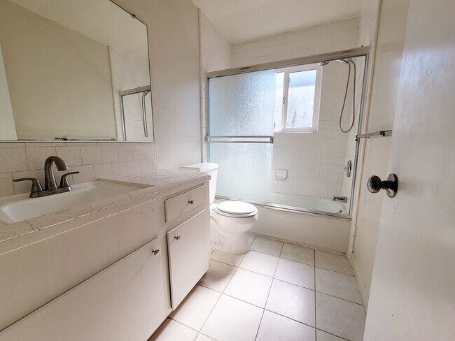 Building Photo - 1031-1033 Dale Avenue