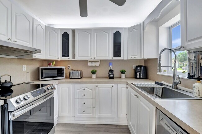 Building Photo - 10204 Camelback Ln
