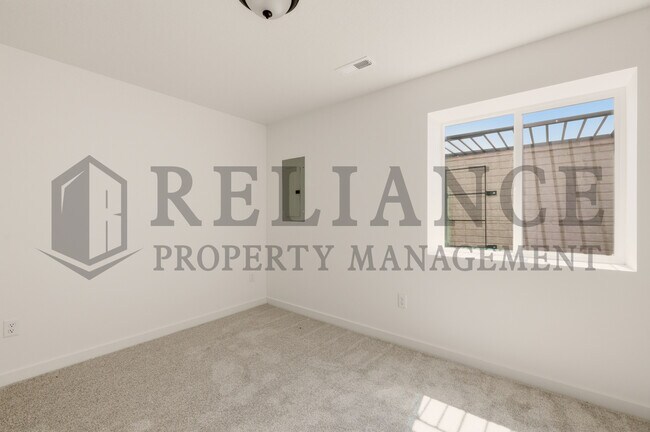 Building Photo - 5263 N Pinecrest Ct