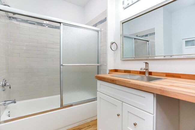 Building Photo - 8611 Key Windy Way