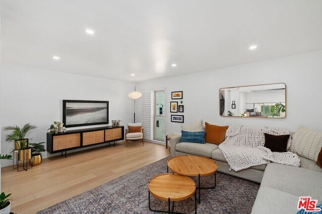 Building Photo - 11260 Overland Ave