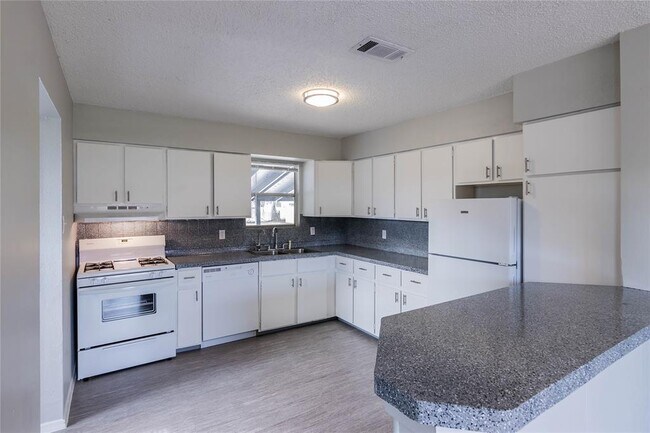 Building Photo - 207 N Cougar Ave