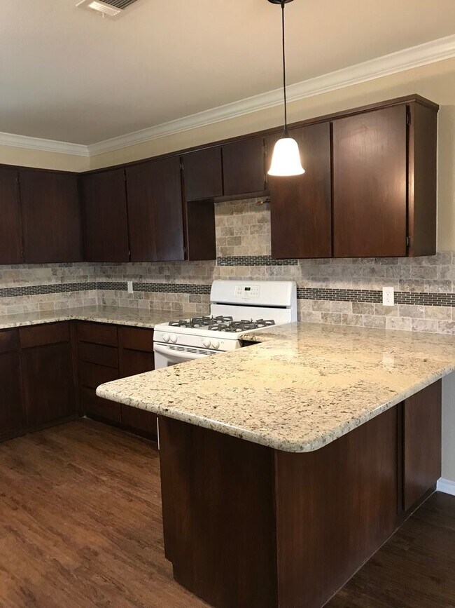 Building Photo - 4 bed 2 bath home