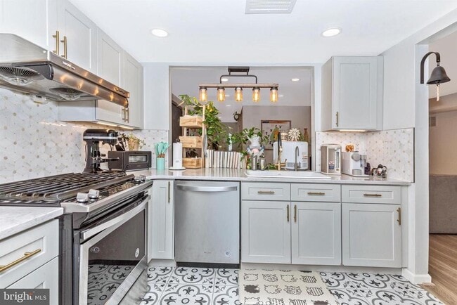 Building Photo - 703 Mountainview Dr