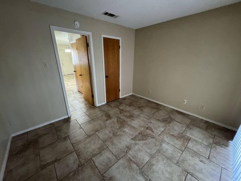Building Photo - 2211 Cascade Dr