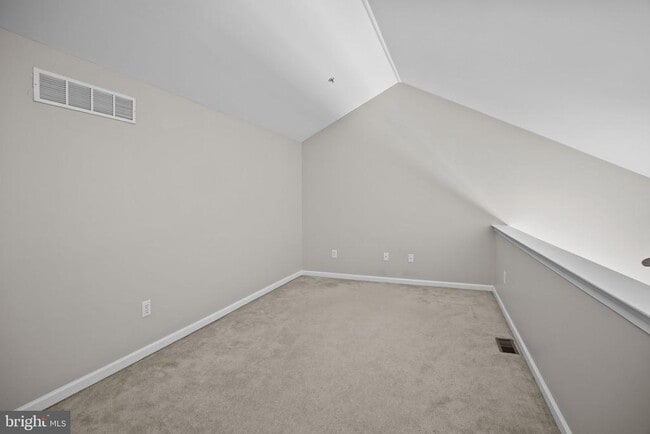 Building Photo - 618 Songbird Ct