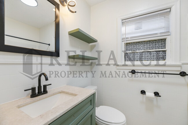 Building Photo - 2046 N Burns Ave