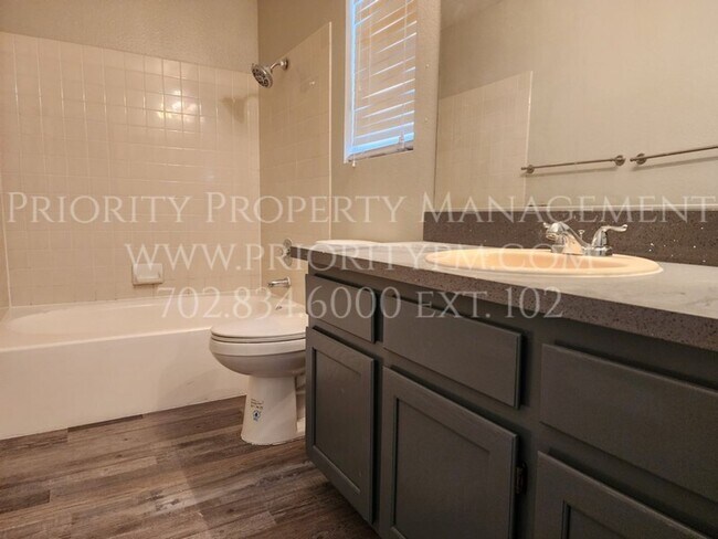 Building Photo - GORGEOUS~UPDATED~ 3 BEDROOM 2 BATH IN THE MATURE LAKES COMMUNITY