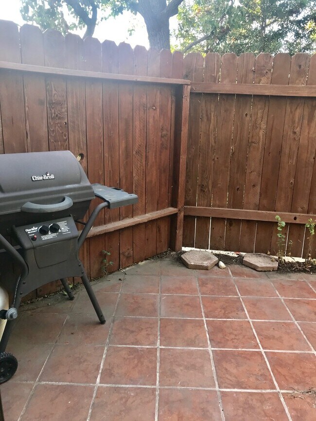 Building Photo - Beautiful and spacious multilevel townhouse in model home condition