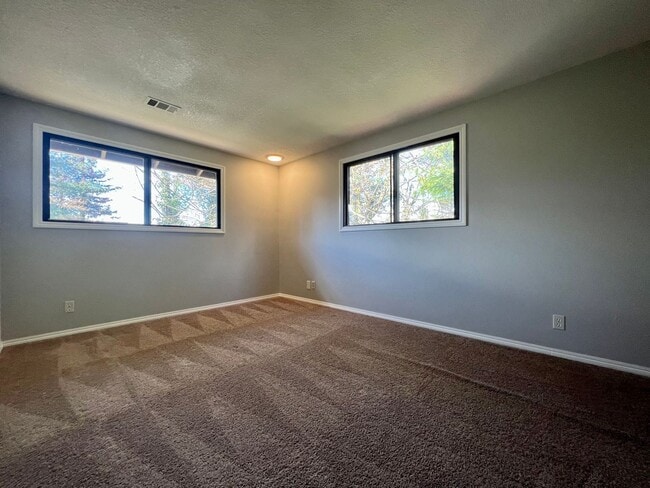Building Photo - Charming and Spacious Home in a Convenient Gresham Location!