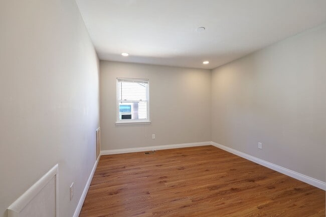 Building Photo - ??? RECENTLY UPDATED, 2 BEDROOMS AND 3 BAT...
