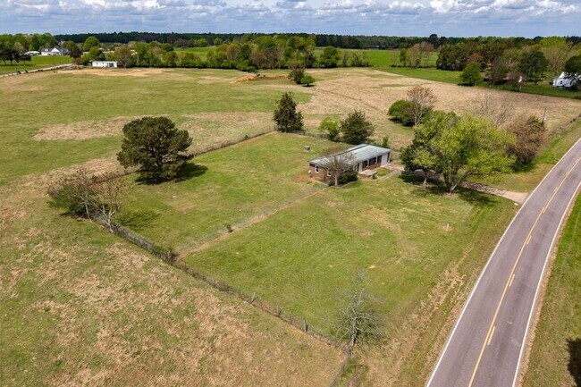 Building Photo - 386 Sandy Creek Rd