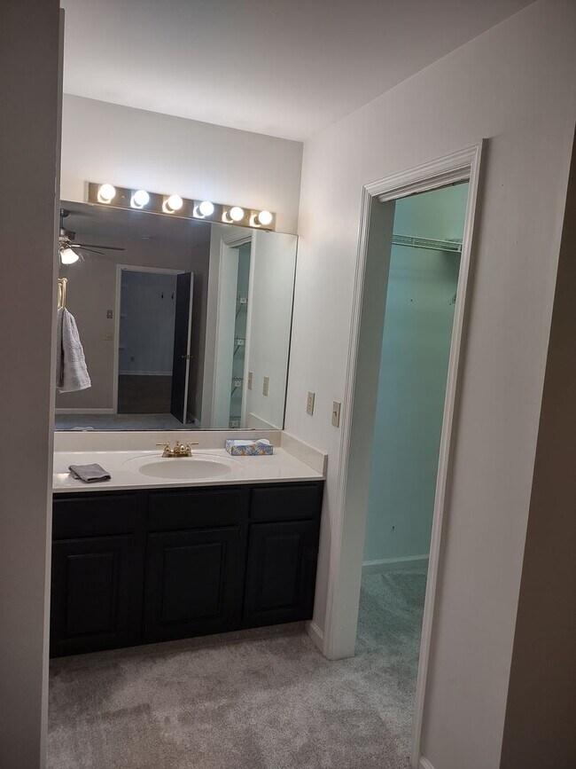 Building Photo - Adorable Two Bedroom Two Bath Condo - Just...