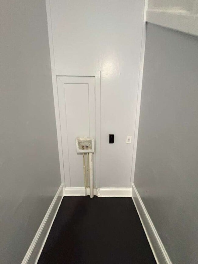 Building Photo - 140 E 5th St