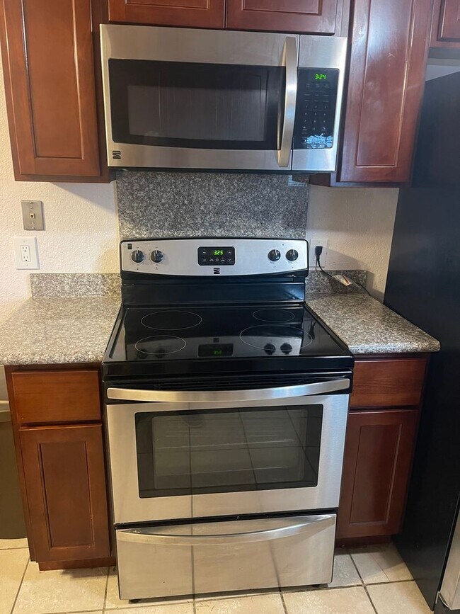 Building Photo - Ideal 4br/2ba single story with chefs kitchen