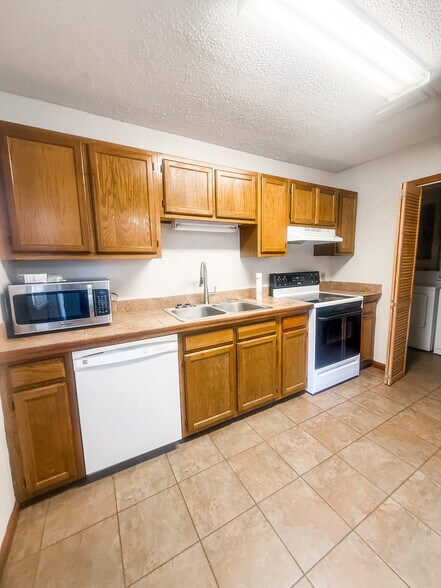 Building Photo - 214 Greenbriar Dr