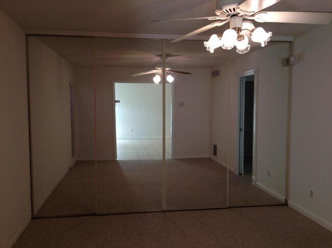 Building Photo - 643 Executive Center Dr