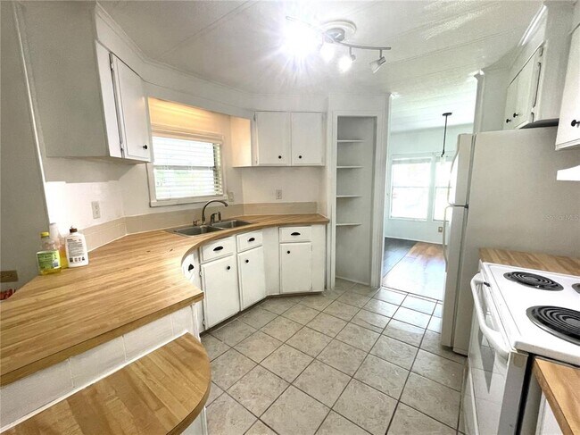 Building Photo - 1503 Peachtree Ln