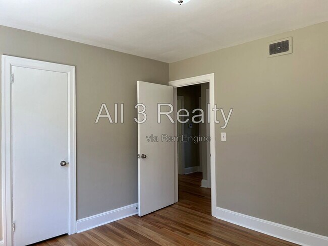Building Photo - 723 Hillman St