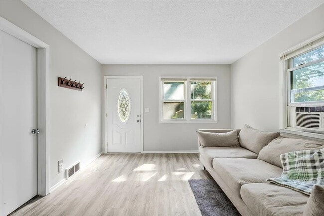 Building Photo - 928 8th Ave S