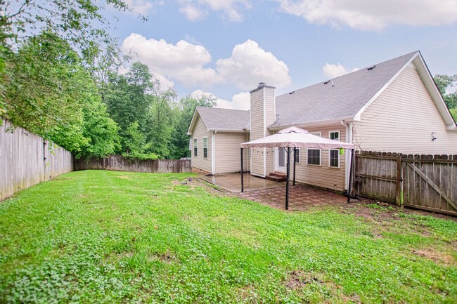 Building Photo - Pet Friendly Three Bedroom!