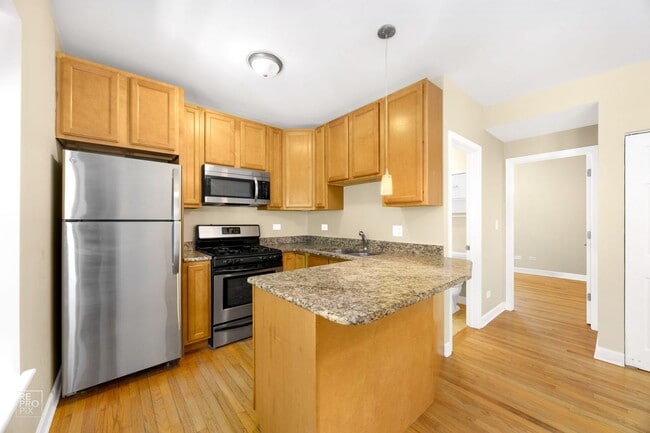 Building Photo - A Fantastic 2-bed in Fabulous Lakeview