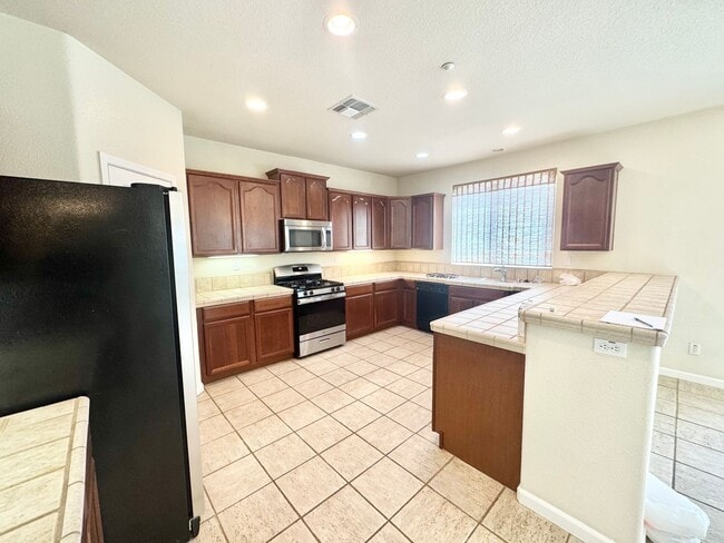 Building Photo - Lovely 2 Story Home In East Woodland In Great Location