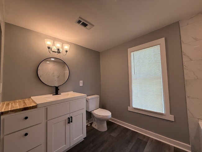 Building Photo - 2 bedroom Cozy Living with Modern Comforts!"