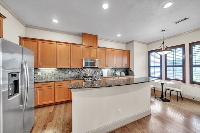 Building Photo - 2318 Camden Dr