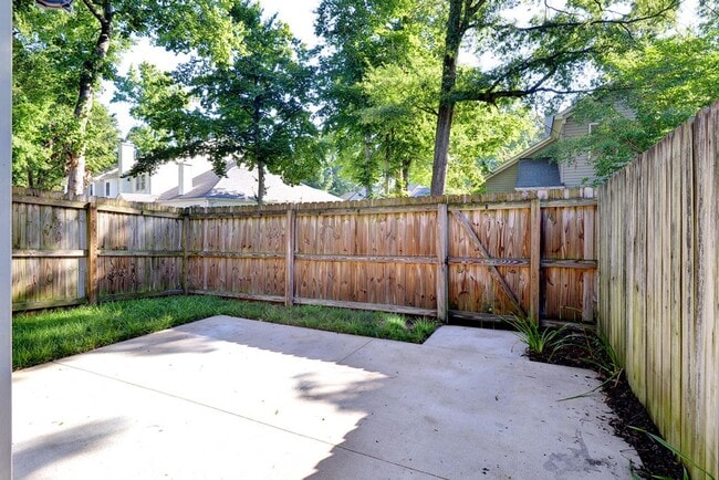 Building Photo - Nicely Updated Grafton Woods Condo