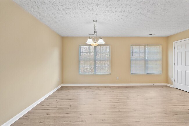 Building Photo - 3 Bedroom Townhome in Stonecrest!