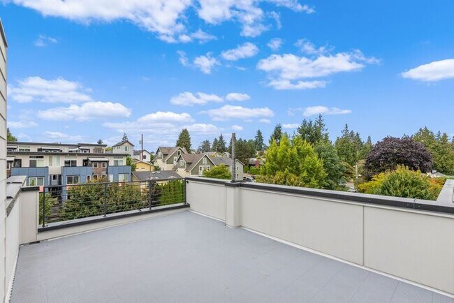 Building Photo - West Seattle Townhome with Air Conditionin...