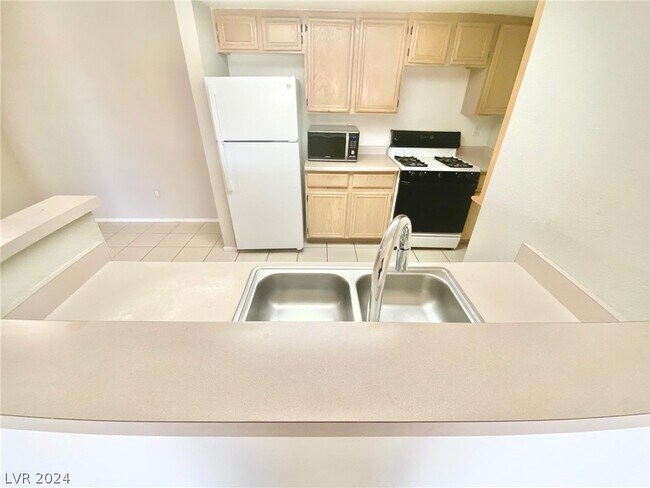 Building Photo - 8070 W Russell Rd