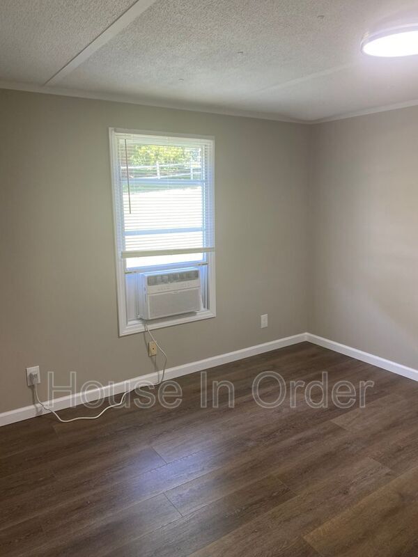 Building Photo - 6 Twin Oaks Dr